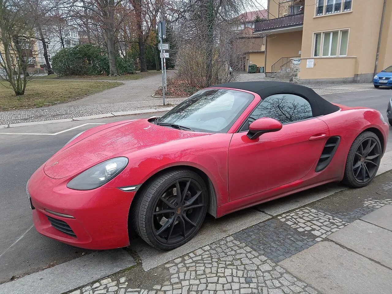 Porsche 718 GT4 RS, side