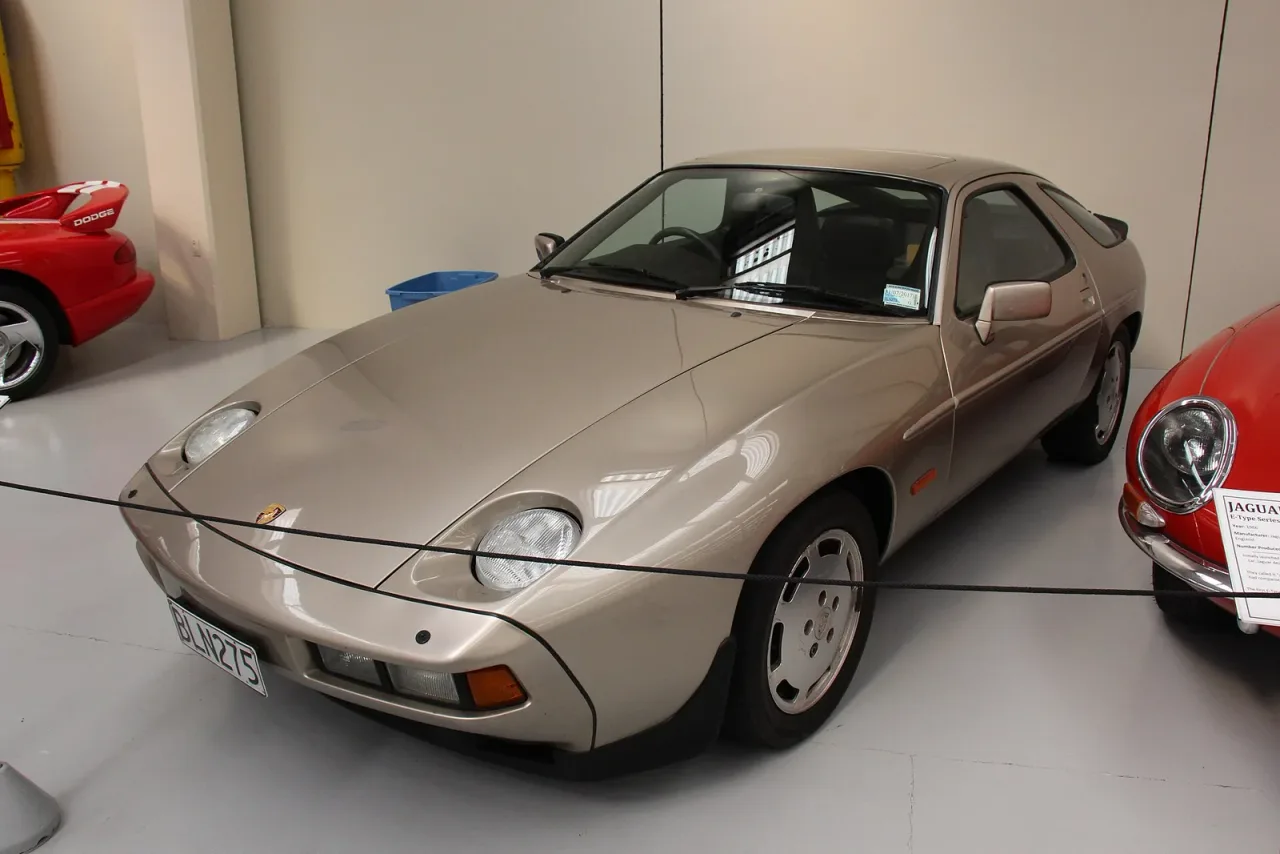 Porsche 928, side