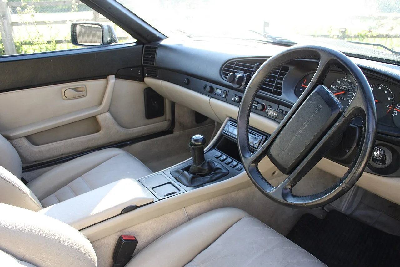 Porsche 944, interior
