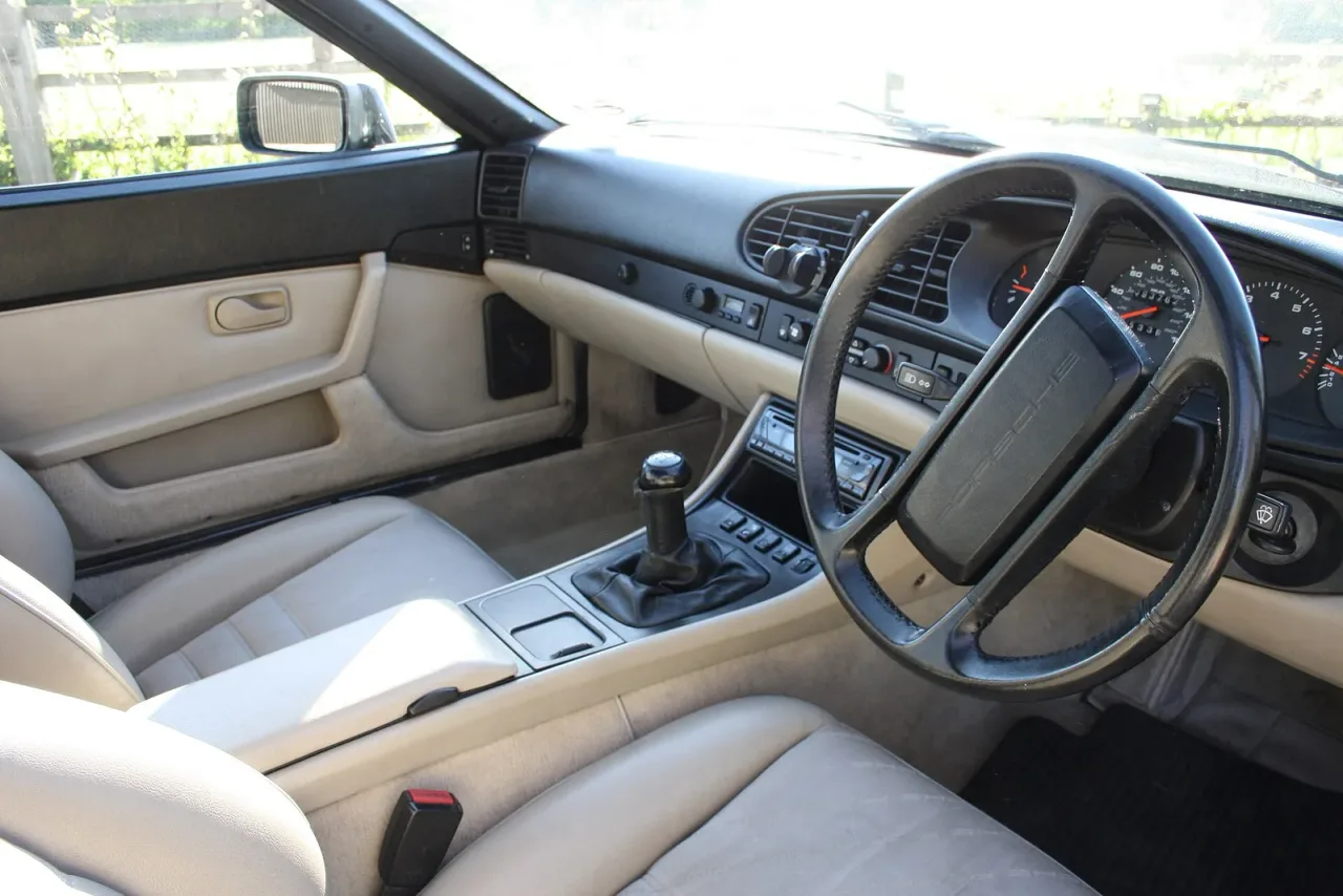 Porsche 944, interior