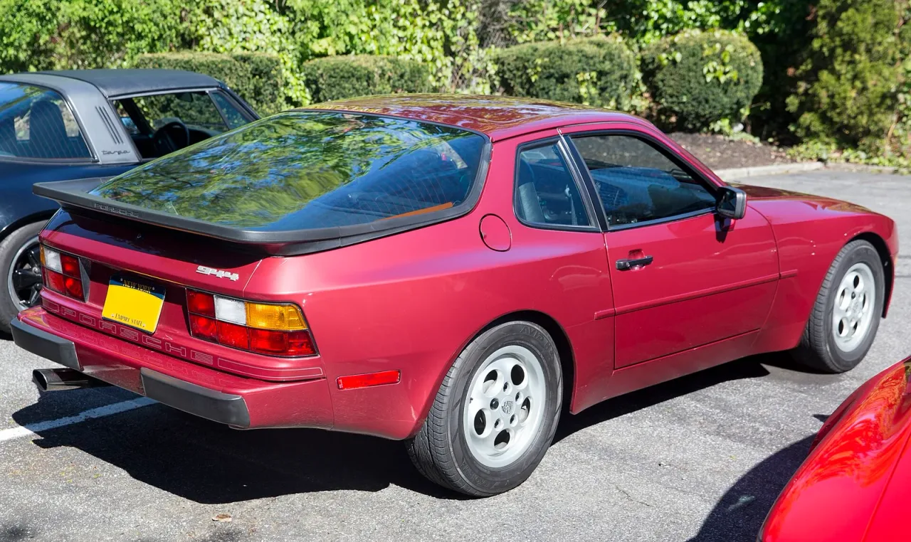 Porsche 944, rear
