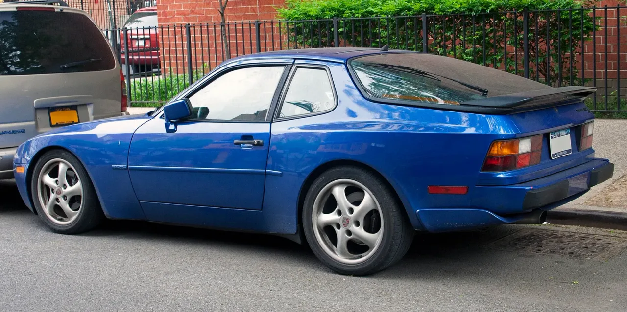 Porsche 944, side