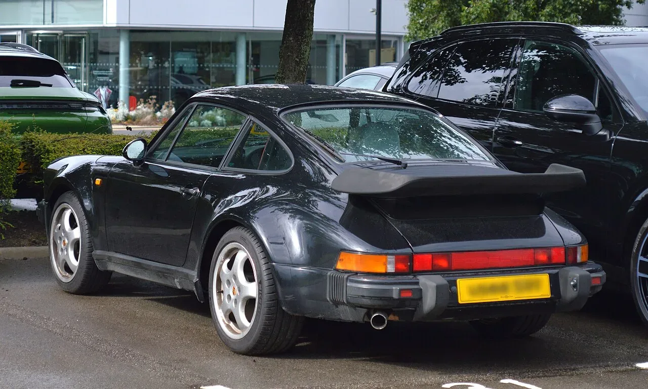 Porsche Carrera 4, rear