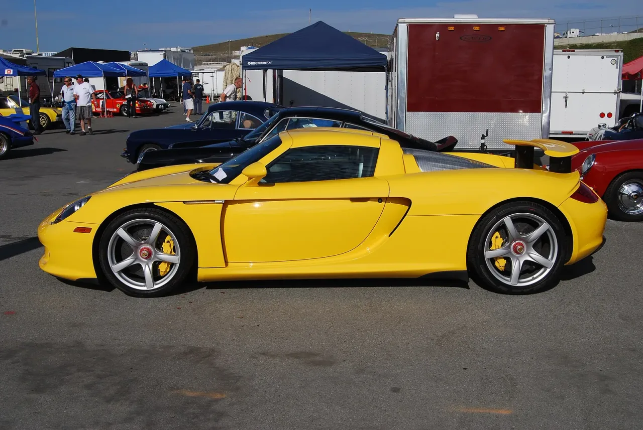 Porsche Carrera GT, side