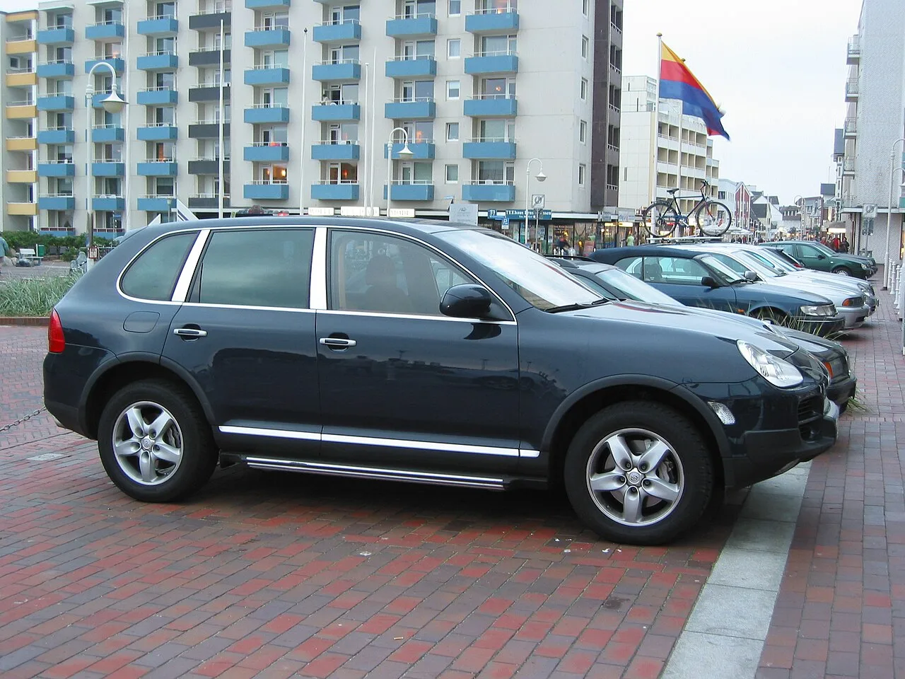Porsche Cayenne, side