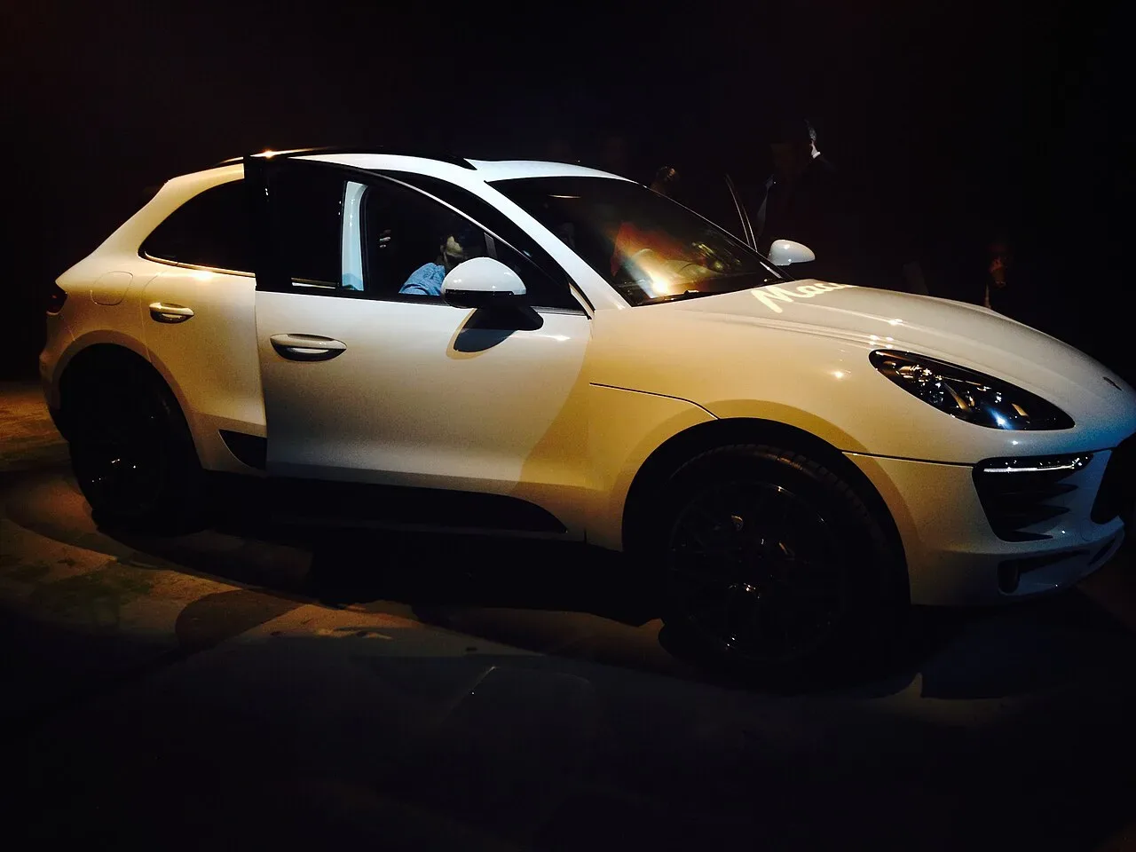 Porsche Macan Electric, side