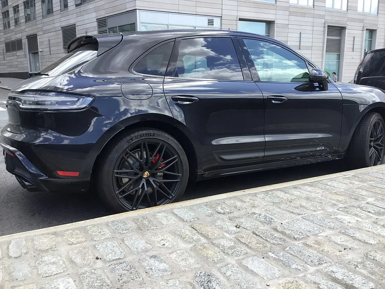 Porsche Macan, side