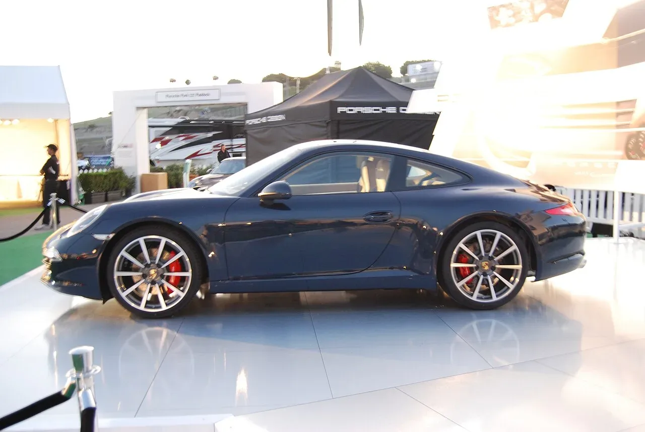 Porsche New 911 Carrera, side