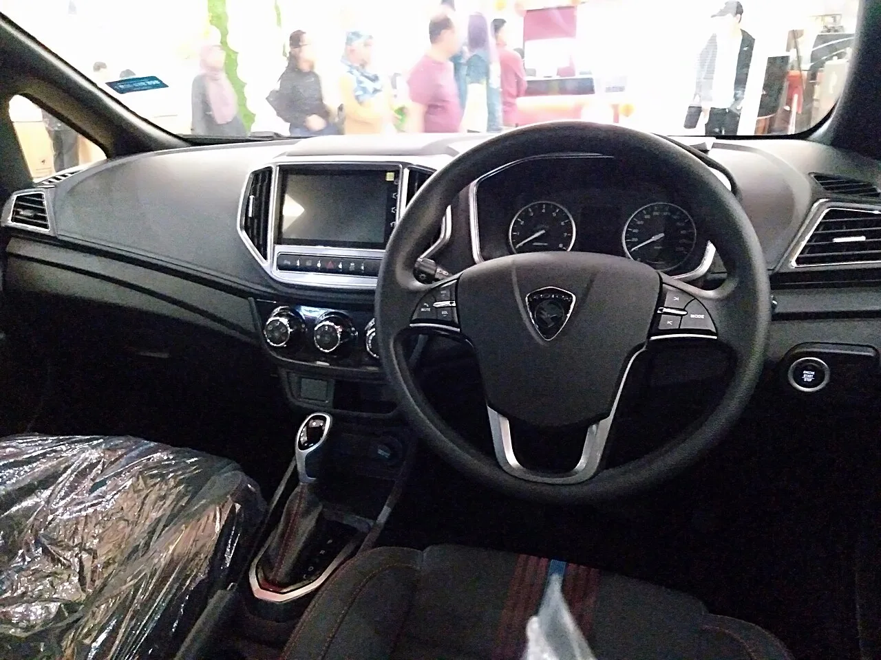 Proton Iriz, interior