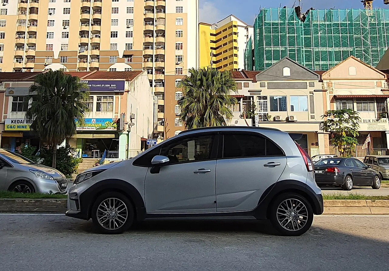 Proton Iriz, side