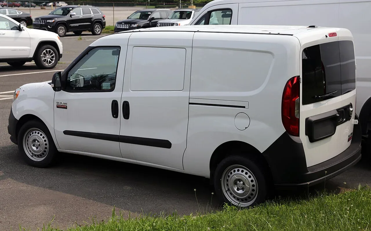 Ram Promaster City, side