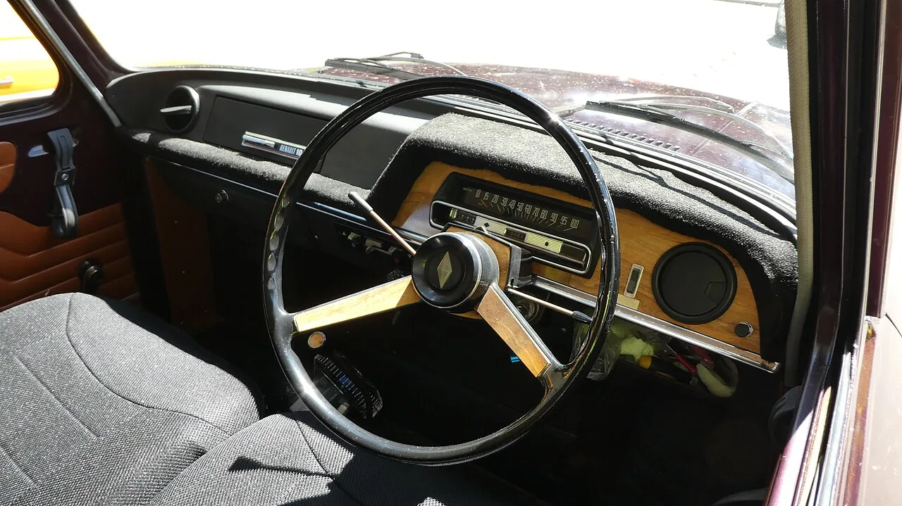 Renault 10, interior