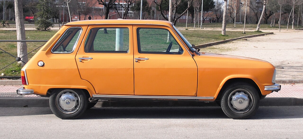 Renault 6, side