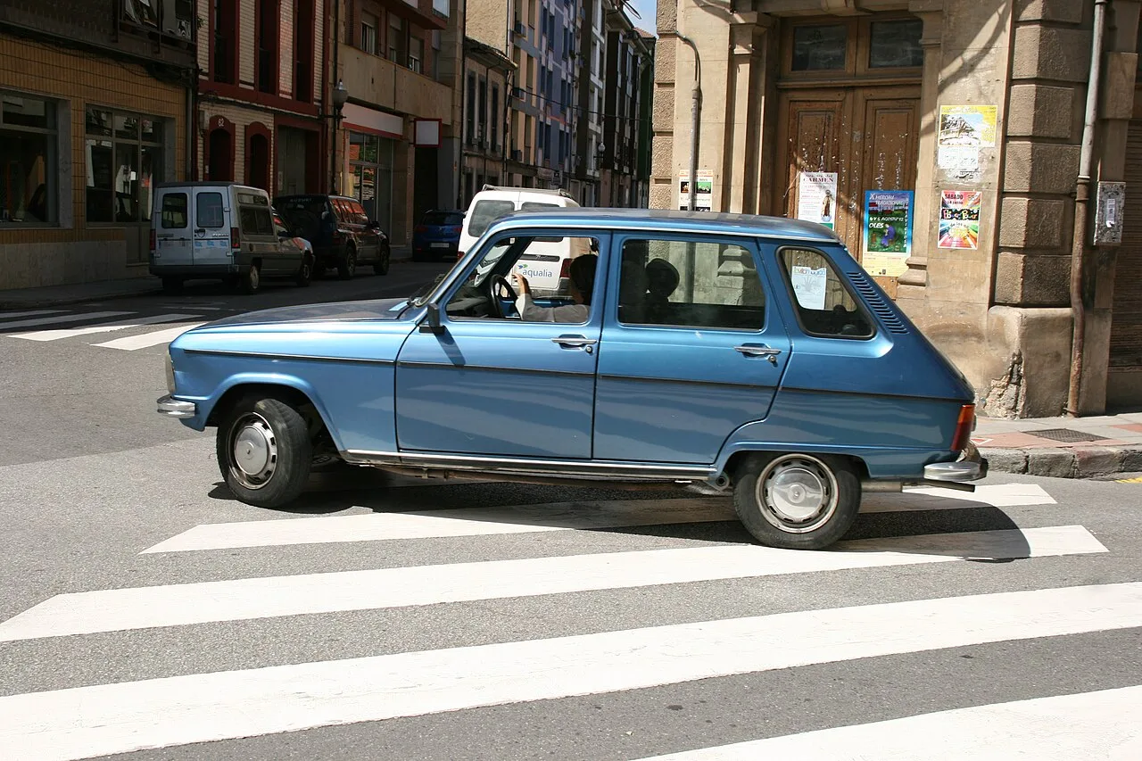 Renault 7 / Siete, side