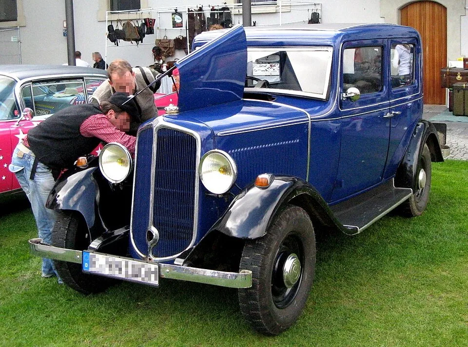Renault Monaquatre, rear