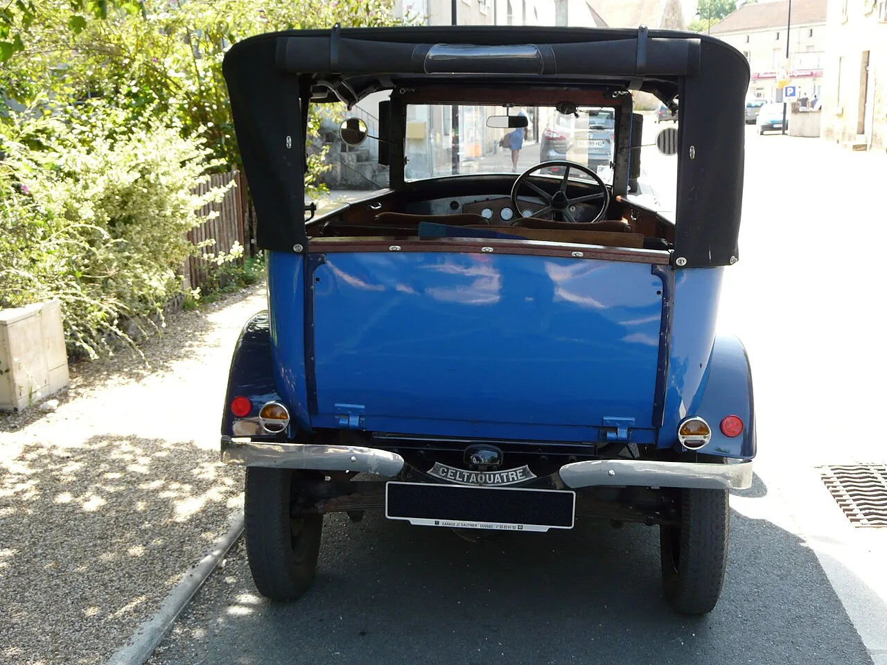 Renault Monasix, rear
