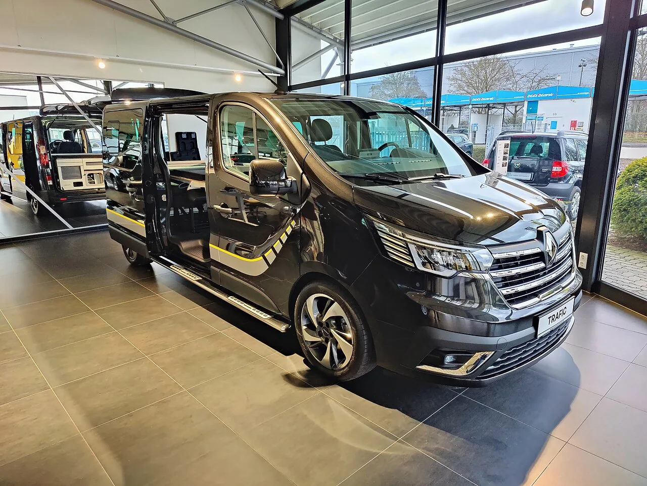 Renault Trafic, side