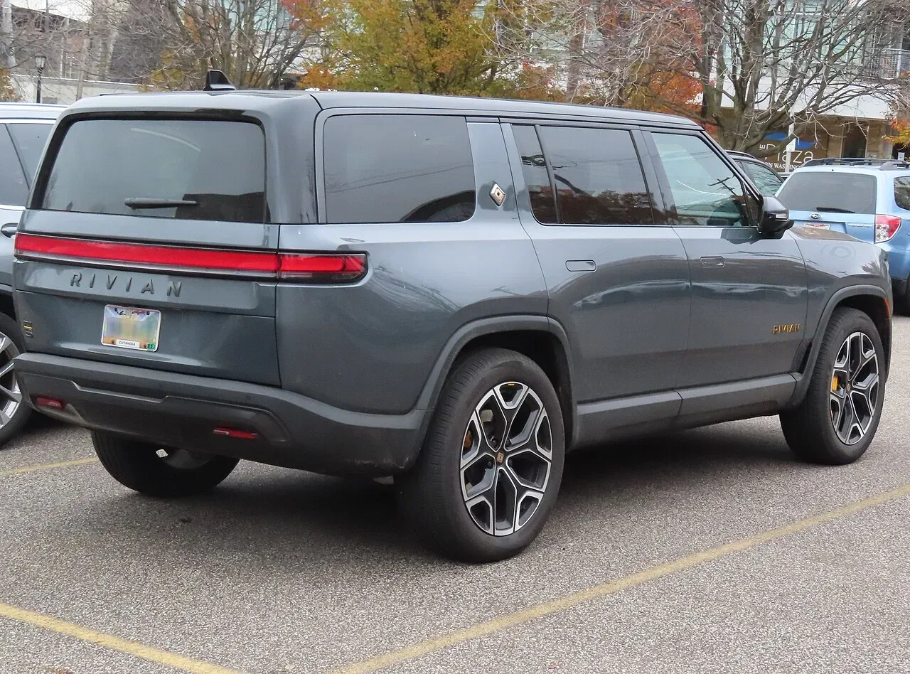 Rivian R1S, rear