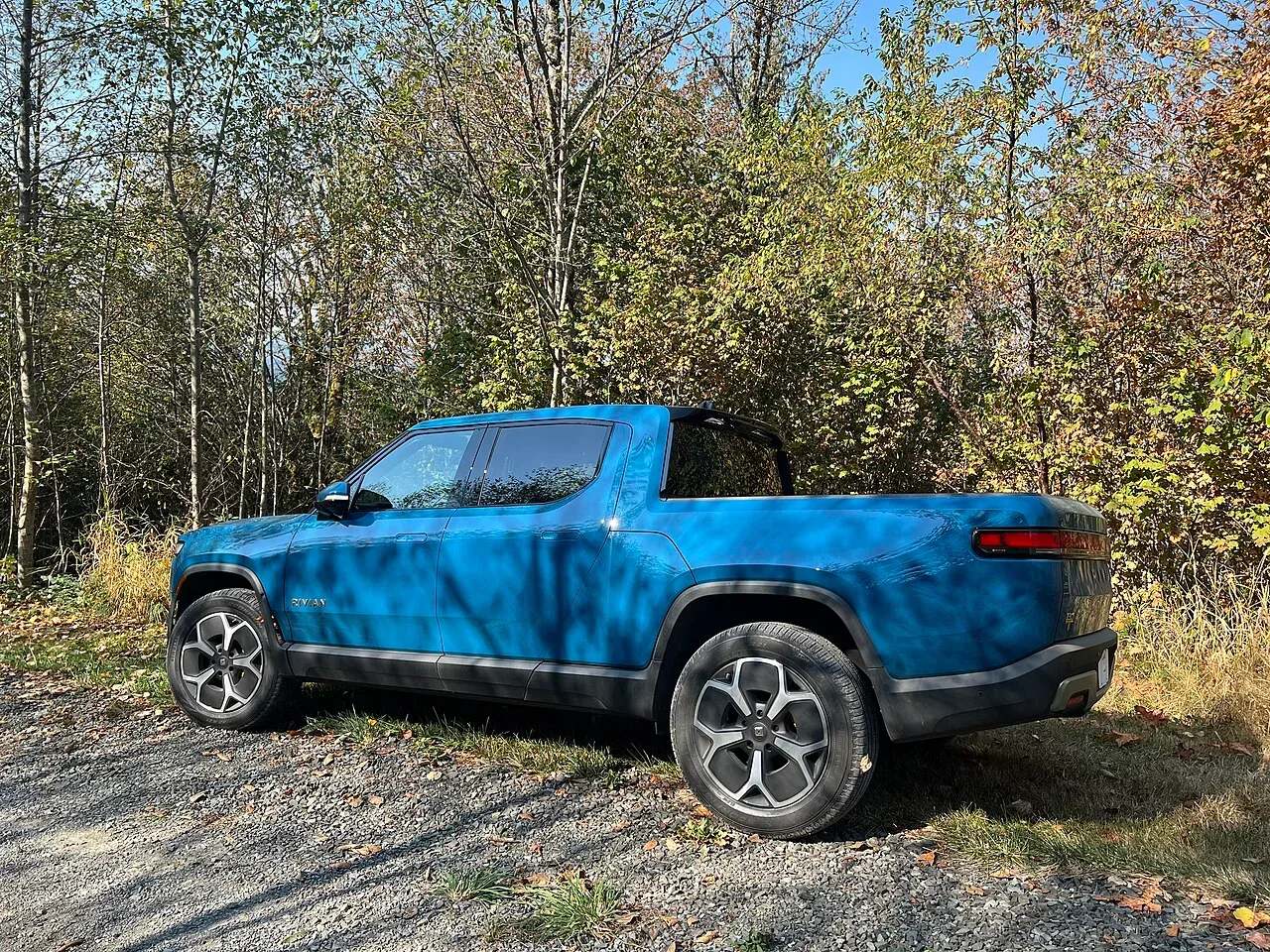 Rivian R1T, side