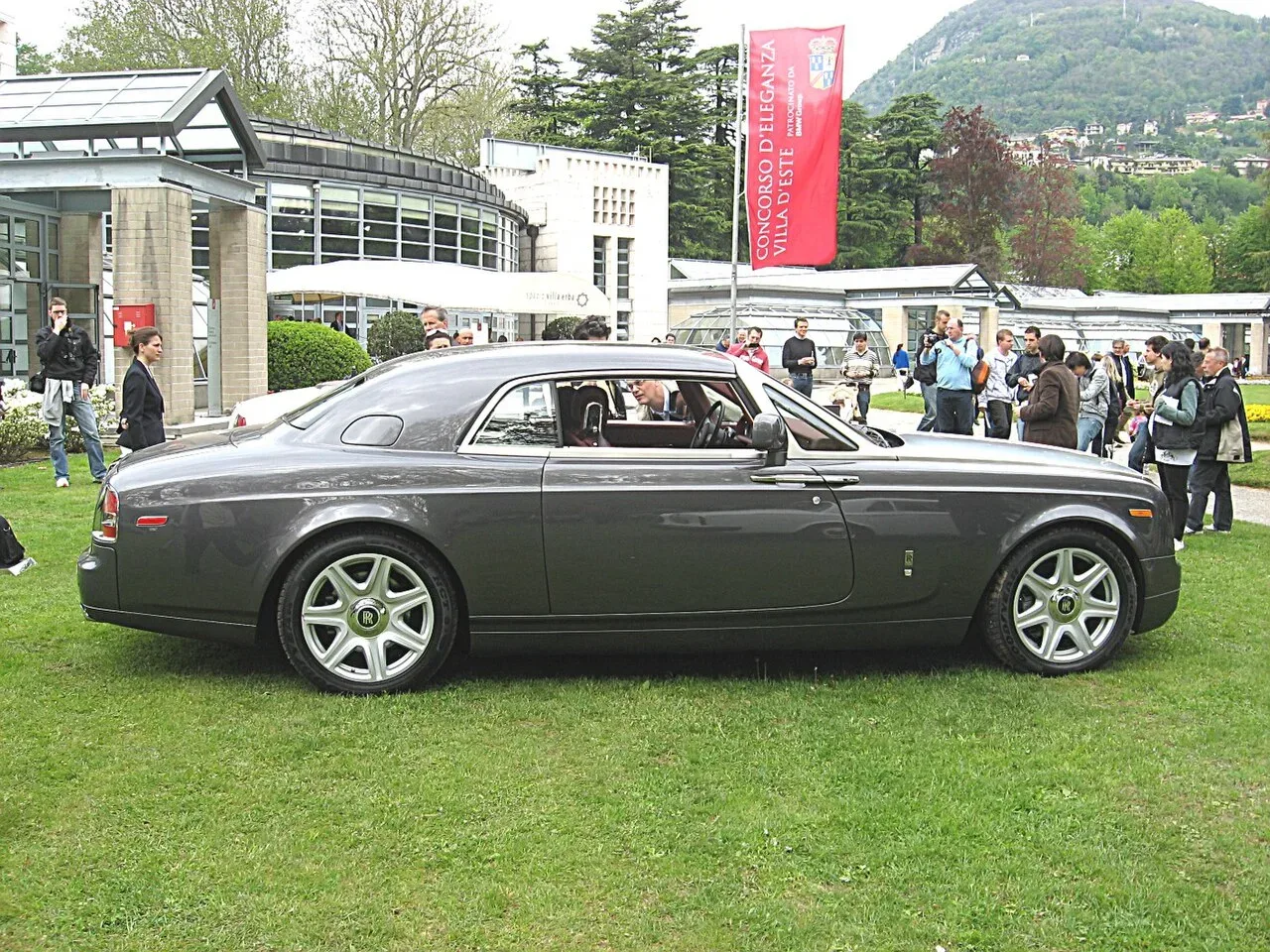 Rolls-Royce Phantom, side