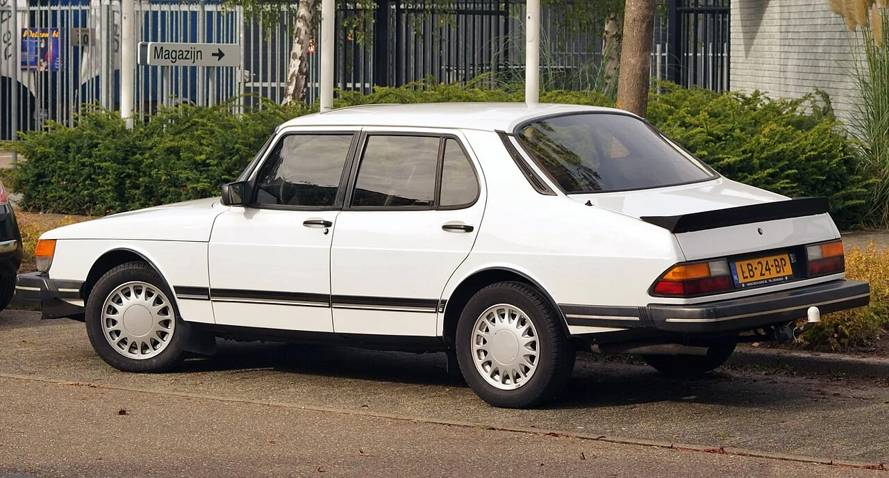 Saab 900, rear