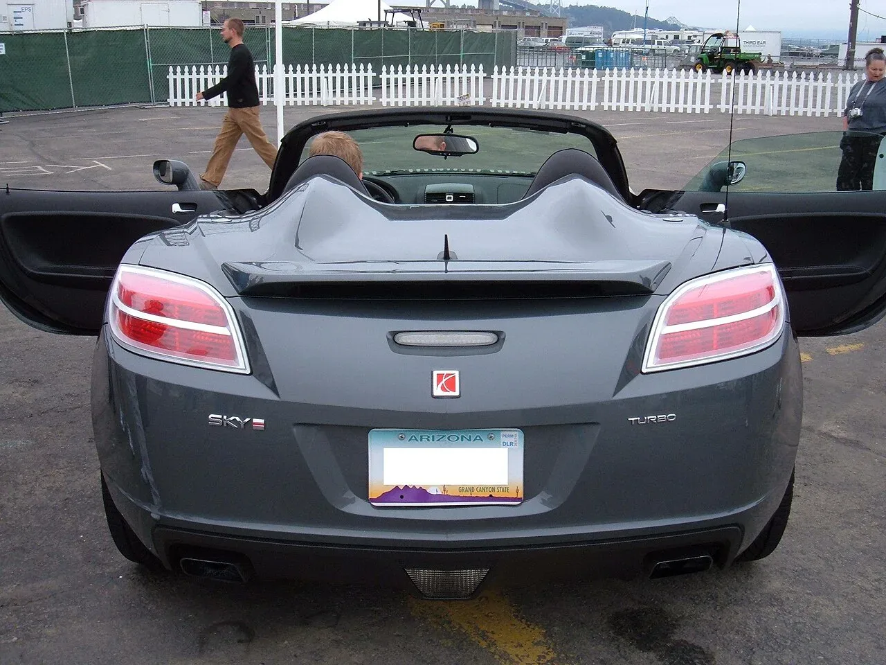 Saturn SKY, rear