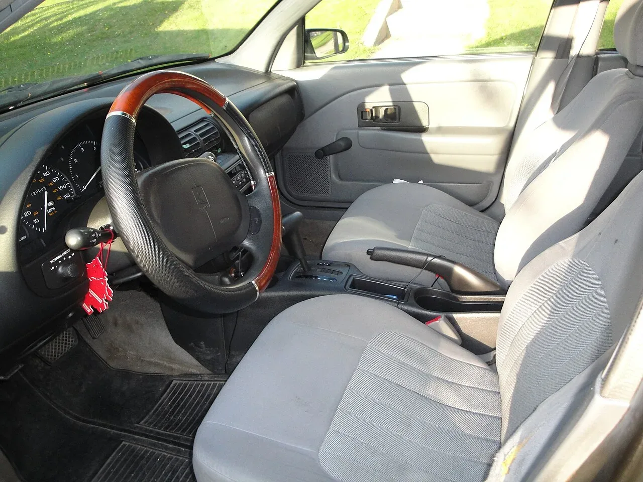 Saturn SL, interior