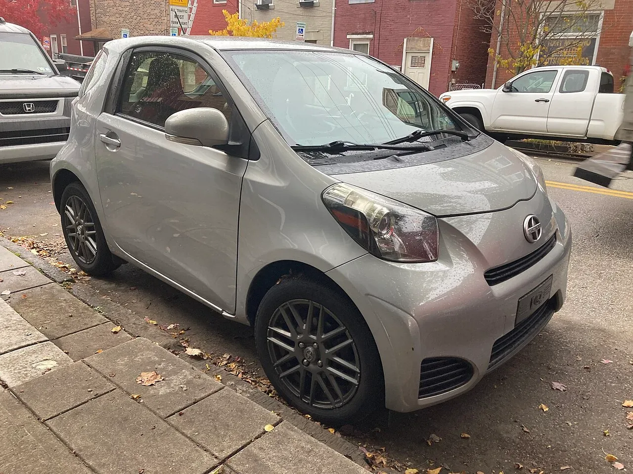 Scion iQ, side