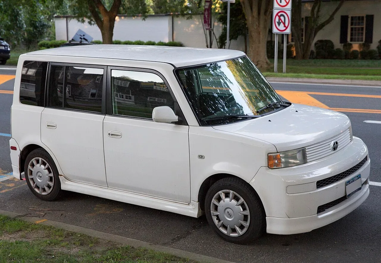 Scion xB, side