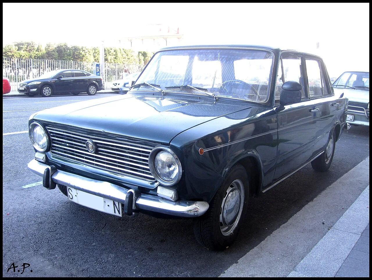 SEAT 124, rear