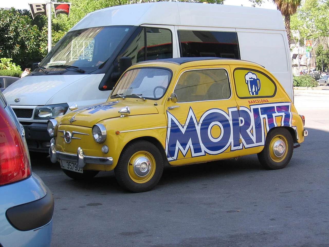 SEAT 600, rear