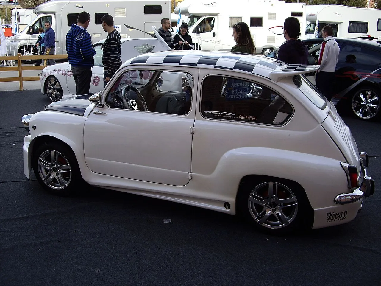 SEAT 600, side