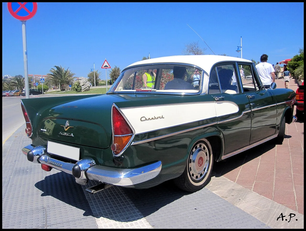 Simca Chambord, rear