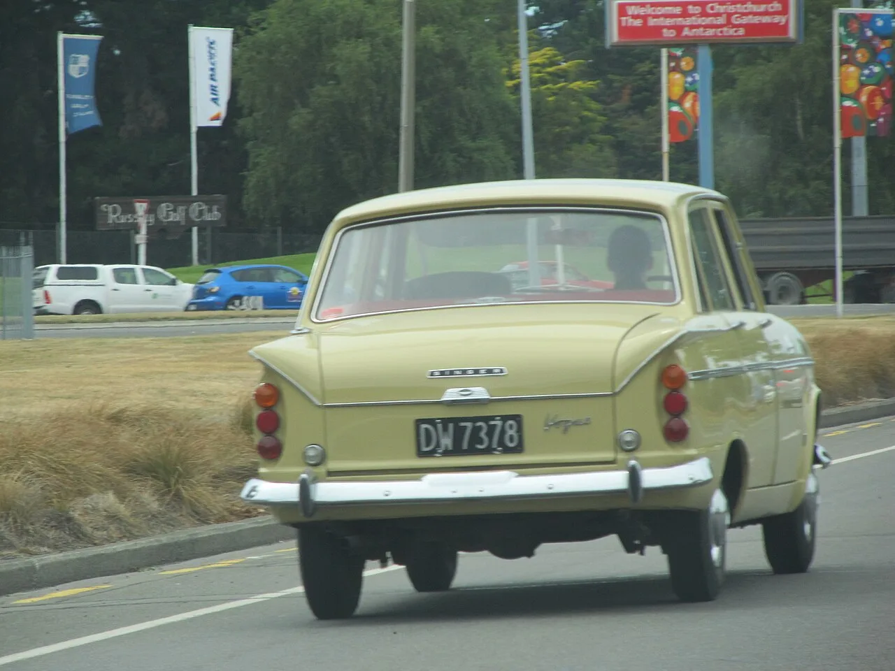 Singer Vogue, rear