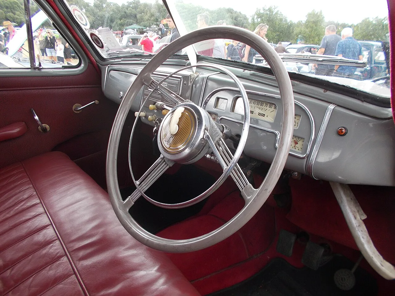 Standard Vanguard Phase I, interior