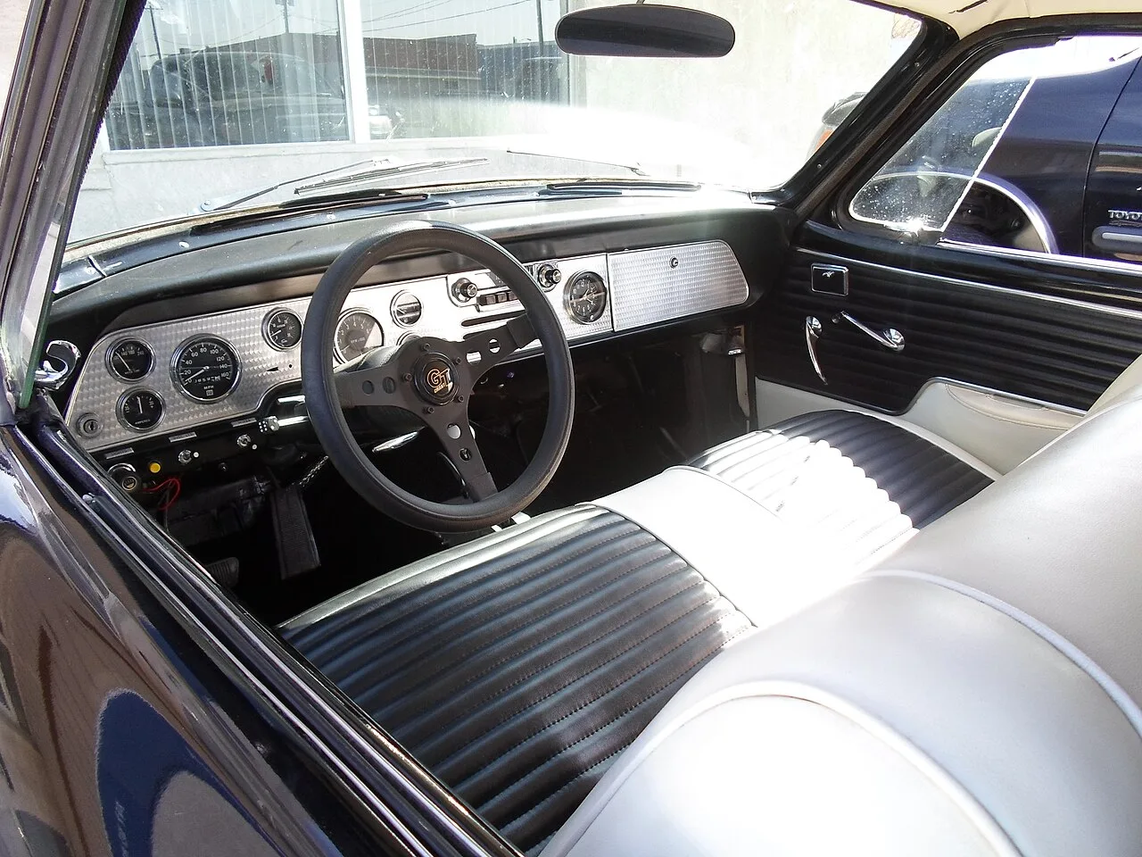 Studebaker Power Hawk, interior