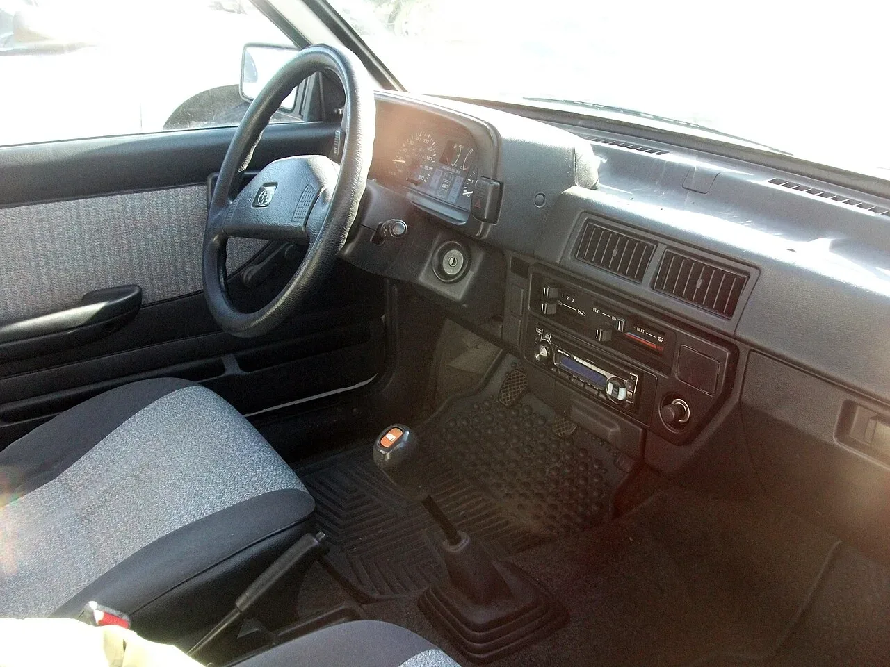 Subaru Justy, interior