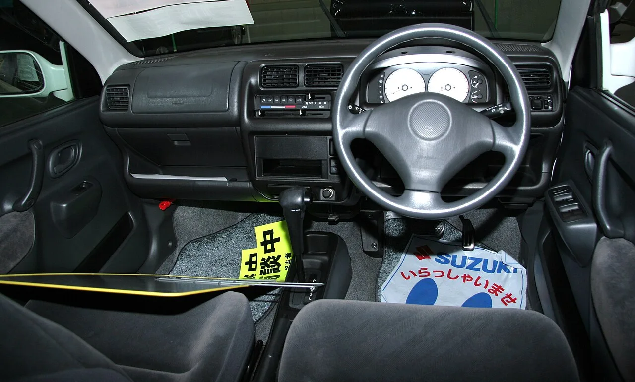 Suzuki Kei, interior