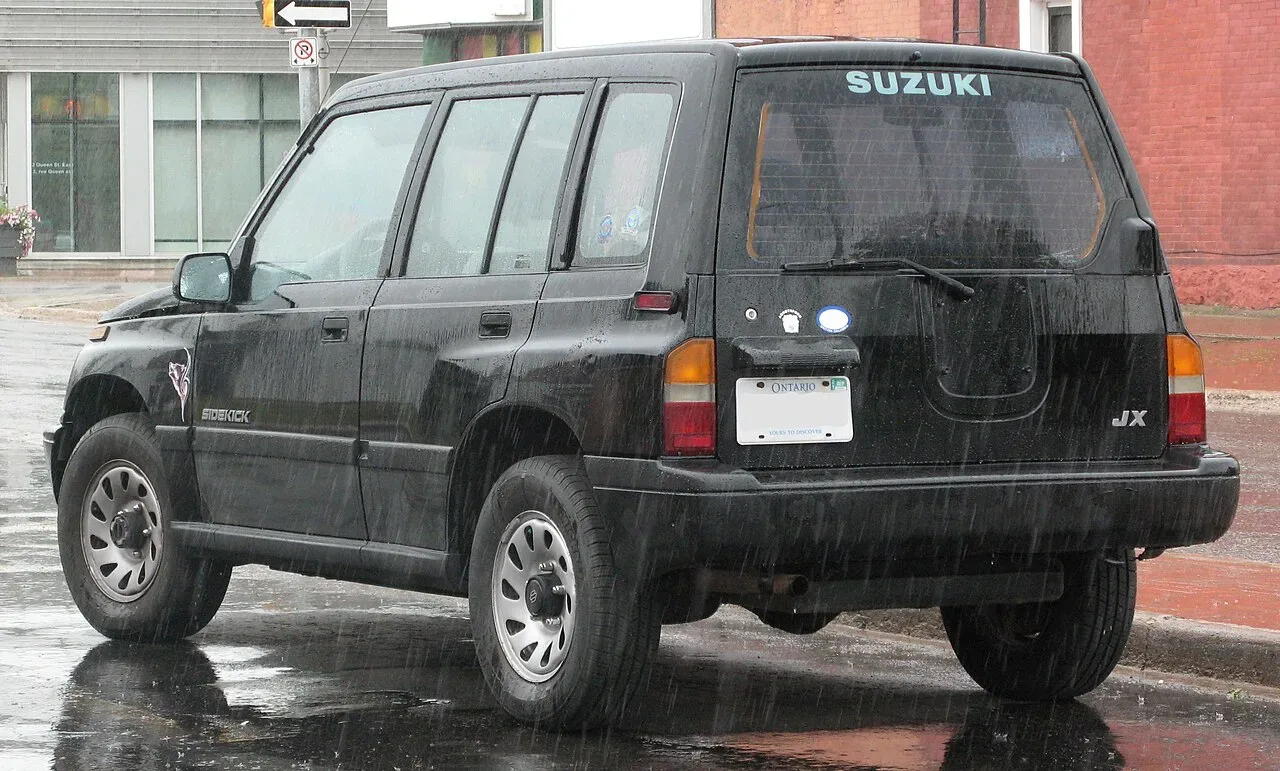 Suzuki Sidekick, rear