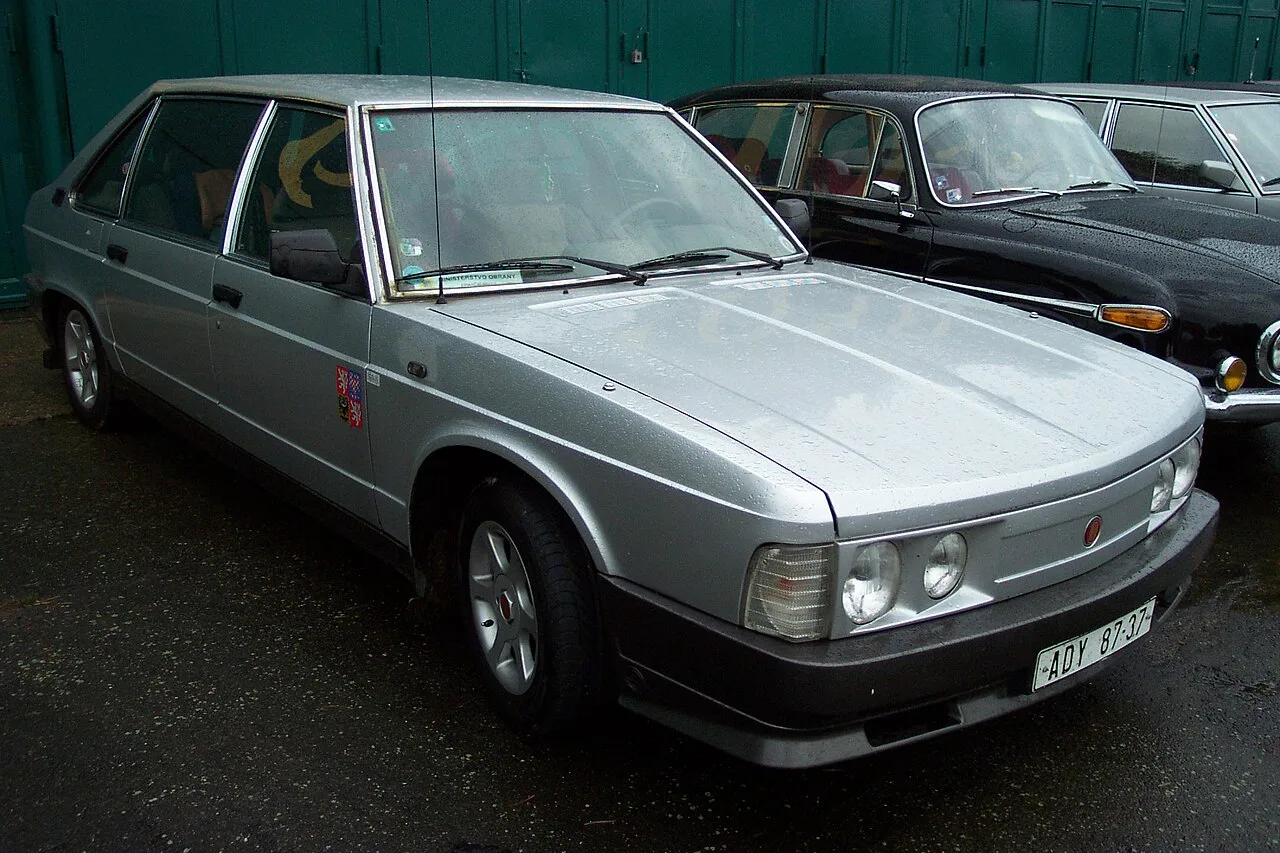 Tatra 613, rear