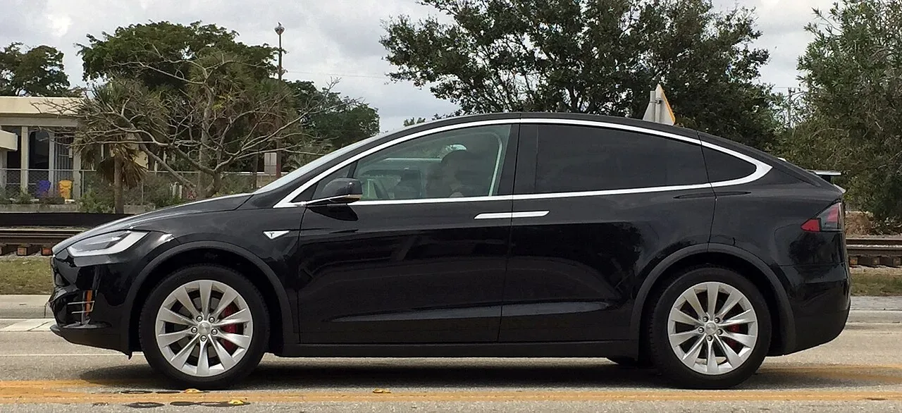 Tesla Model X, side