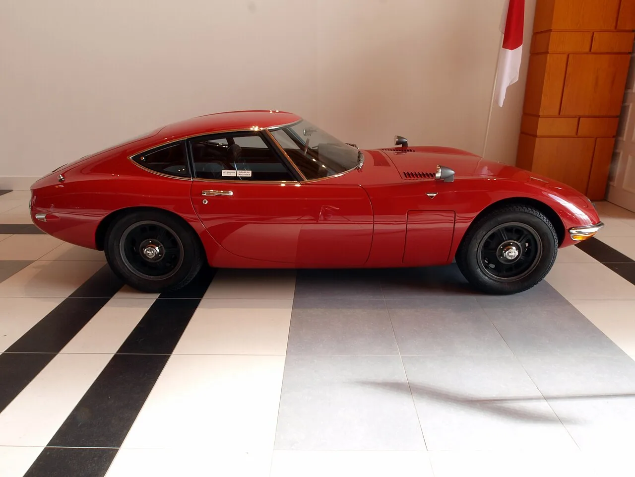 Toyota 2000GT, side