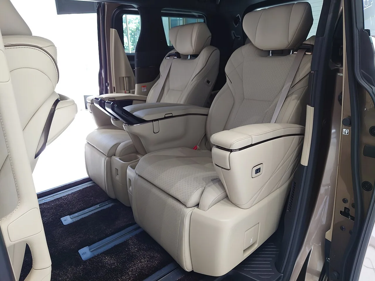 Toyota Alphard AH30, interior