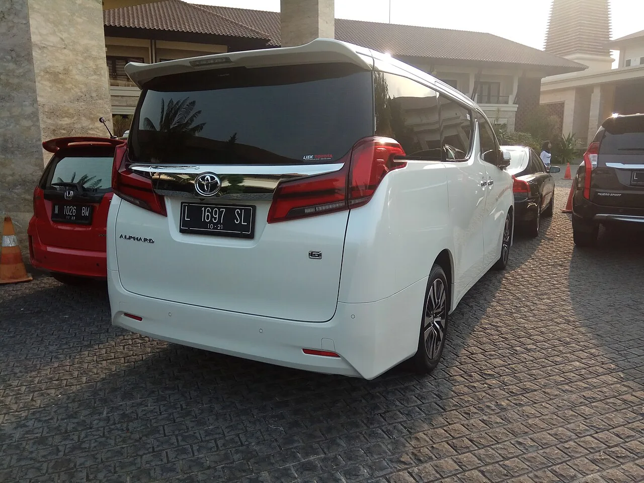 Toyota Alphard AH30, rear