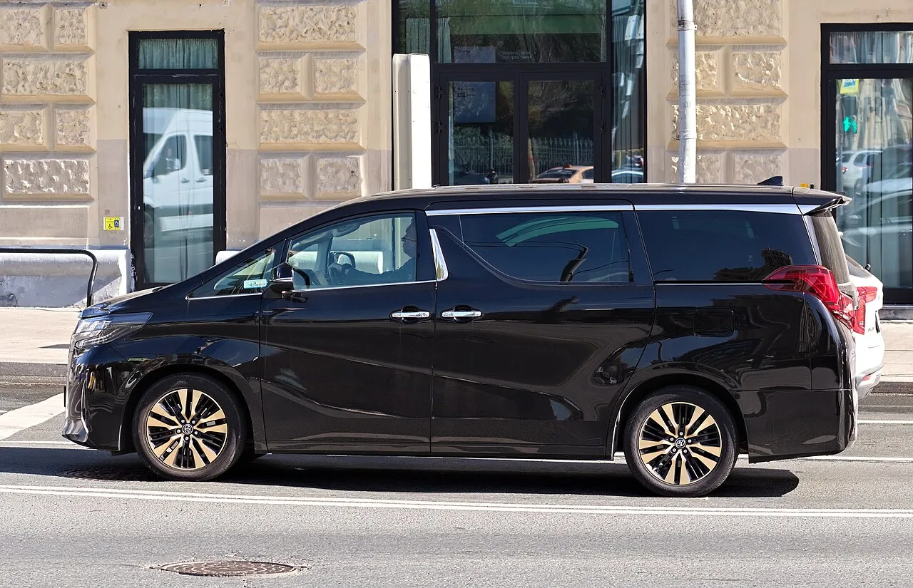 Toyota Alphard AH30, side