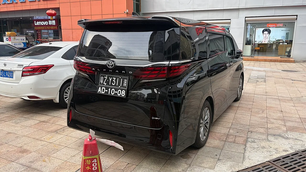 Toyota Alphard AH40, rear