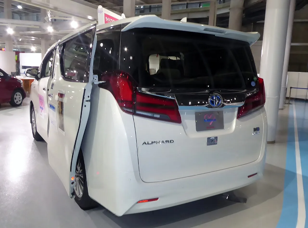 Toyota Alphard AH40, side