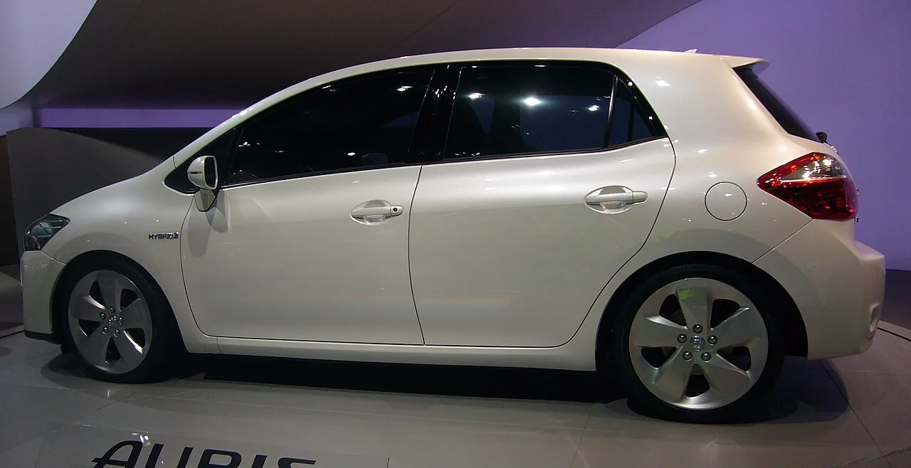 Toyota Auris E180, side