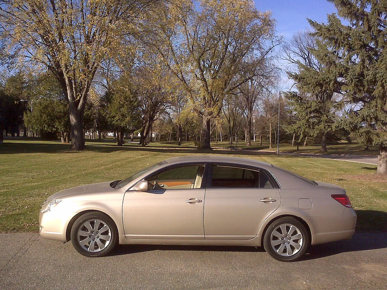 Toyota Avalon, side