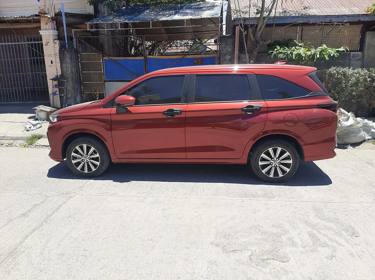 Toyota Avanza / Veloz W100, side